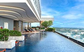 ฮอลิเดย์ อินน์ แอนด์ สวีท ซิตี้ เซ็นเตอร์ Hotel